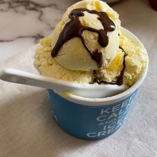Una coppa di gelato con un cucchiaio dentro che dice 