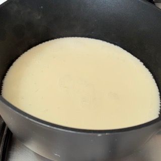 Una pentola di zuppa è appoggiata sul fornello.