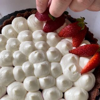 Una torta con panna montata e fragole sopra