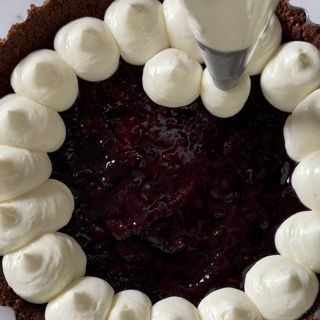 Un primo piano di una torta con panna montata sopra