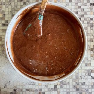 Una ciotola di salsa al cioccolato con un cucchiaio dentro