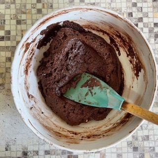 Una ciotola di impasto al cioccolato con una spatola dentro
