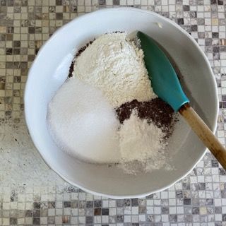 Una ciotola di farina e zucchero con una spatola dentro