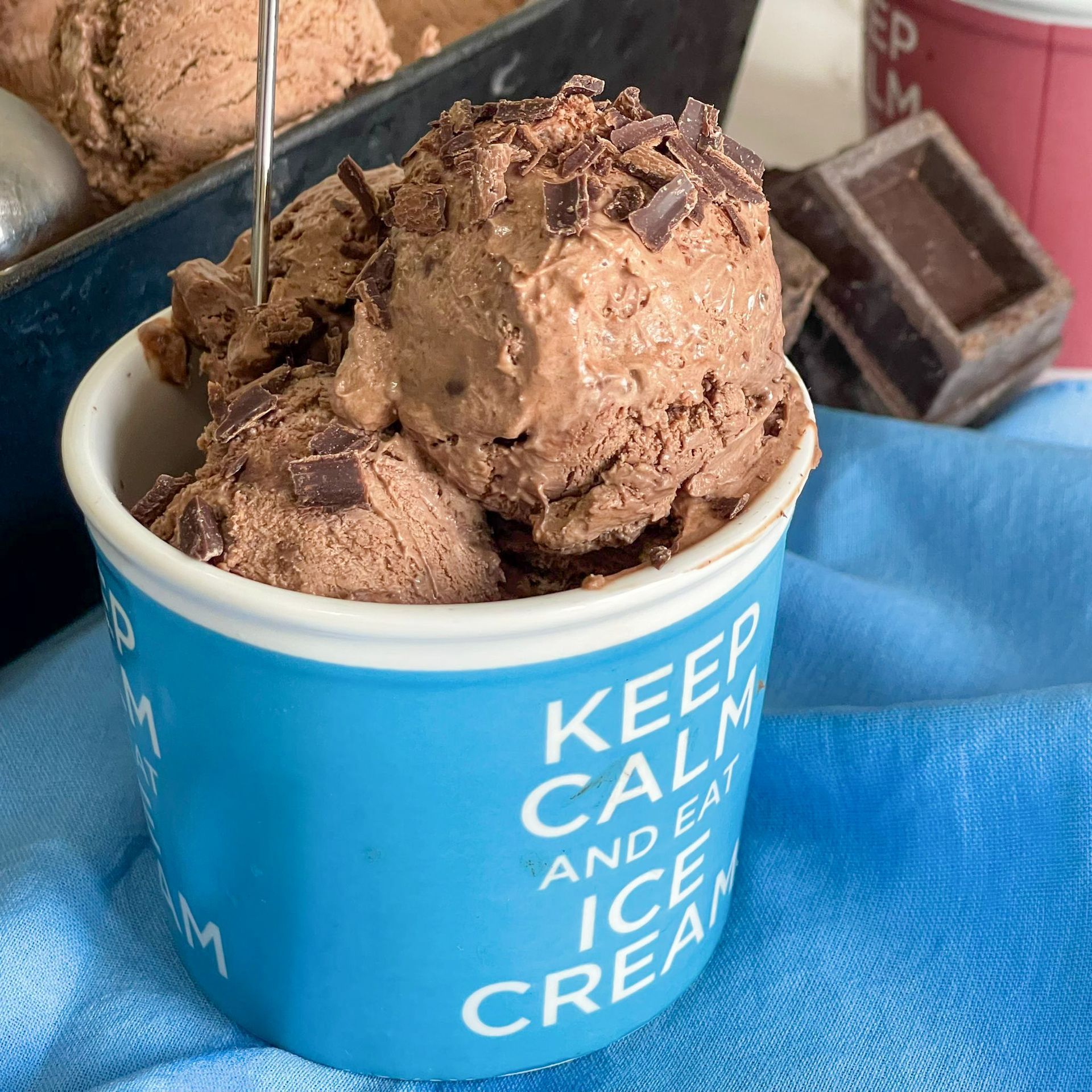 Una coppa di gelato con la scritta 