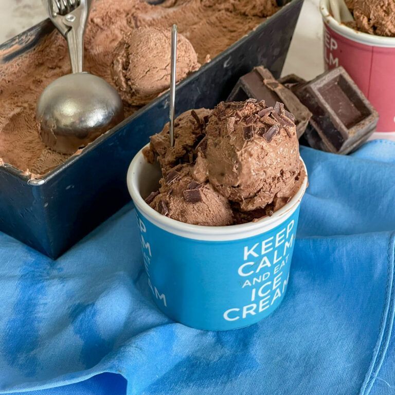 Una tazza di gelato al cioccolato con un cucchiaino dentro