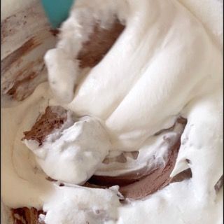 Un primo piano di panna montata con cioccolato dentro