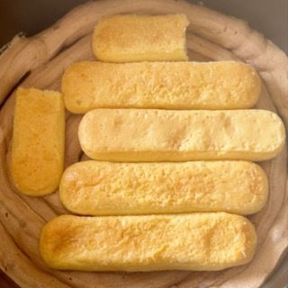 Un mucchio di bastoncini gialli sono impilati uno sopra l'altro