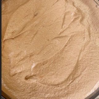 Un primo piano di un liquido marrone in una ciotola