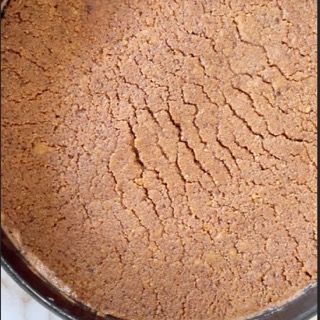 Un primo piano di una crosta di torta marrone in una padella