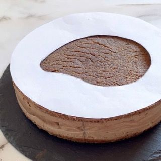 Una torta al cioccolato con un buco in mezzo