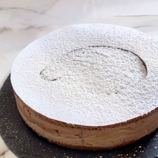Una torta con sopra lo zucchero a velo