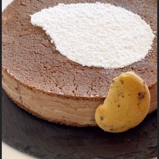 Un primo piano di una torta al cioccolato con zucchero a velo sopra