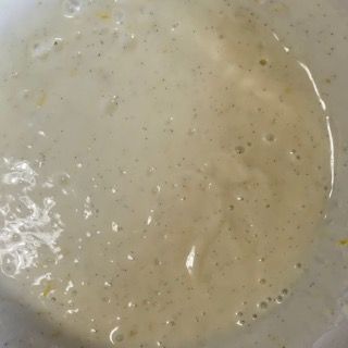 Un primo piano di una salsa bianca in una ciotola