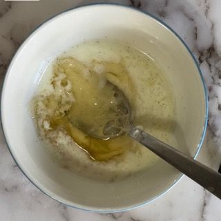 Una ciotola di liquido con un cucchiaio dentro