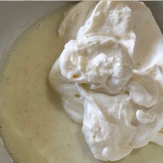 Un primo piano di panna montata in una ciotola di liquido