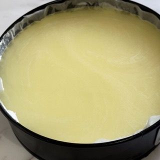 Una pentola piena di un liquido giallo è appoggiata su un tavolo.