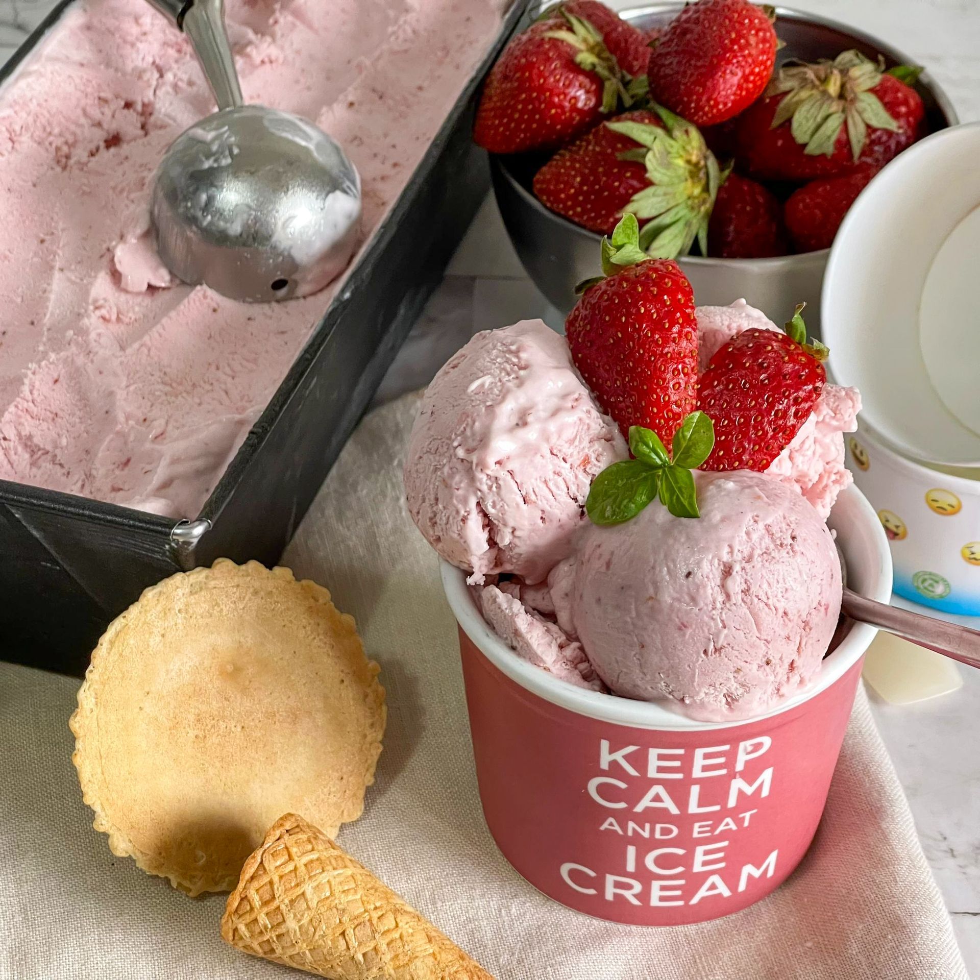 Una tazza di gelato alla fragola con fragole sopra