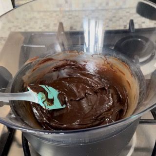 Una ciotola di salsa al cioccolato con una spatola dentro