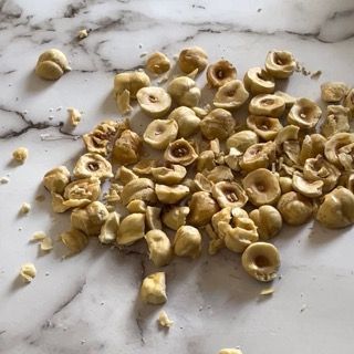Un mucchio di noci su una superficie di marmo