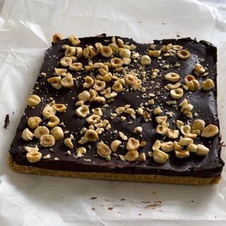 Una barretta di cioccolato con sopra delle noci