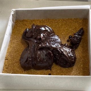Un pezzo di torta con sopra la salsa al cioccolato