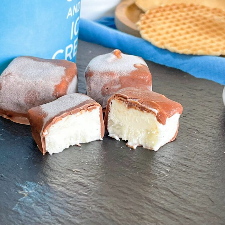Gelato ricoperto di cioccolato con un morso preso da uno di loro