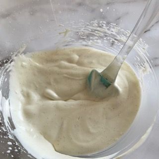 Una ciotola di besciamella con una spatola dentro