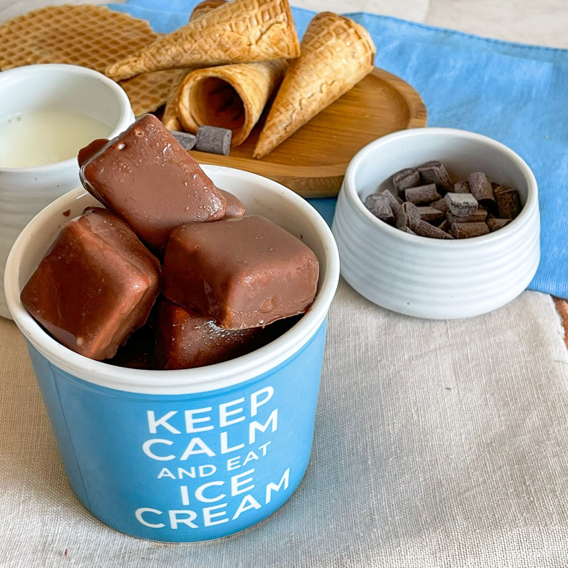 Una tazza blu con la scritta 