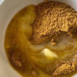 Una ciotola di cibo con dentro zucchero di canna e burro