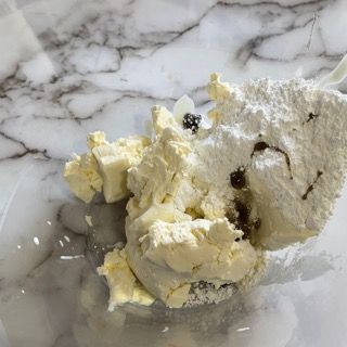 Un primo piano di un pezzo di gelato su un piatto su un tavolo.