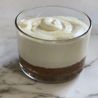 Un bicchiere pieno di panna montata e dal fondo marrone