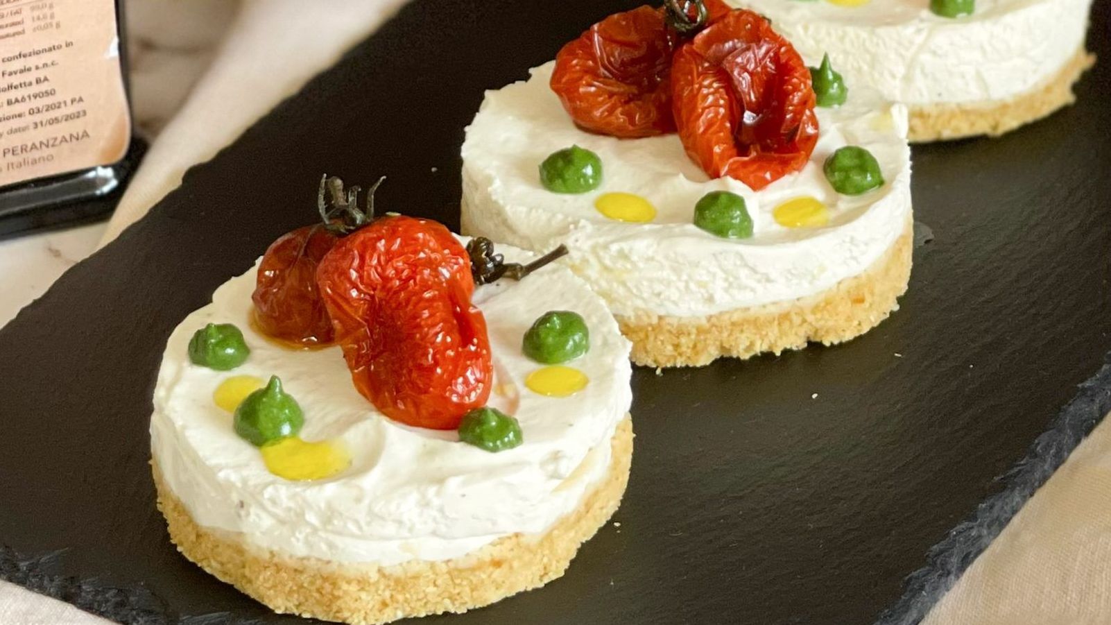 Un vassoio di dolci con pomodori e piselli sopra