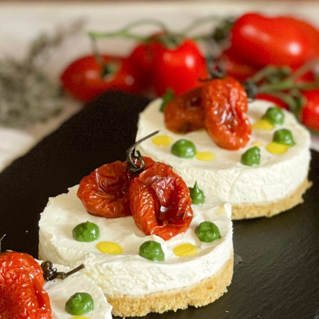 Un piatto di cibo con pomodori sullo sfondo