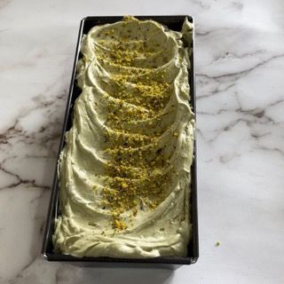 Una pagnotta di gelato con pistacchi sopra