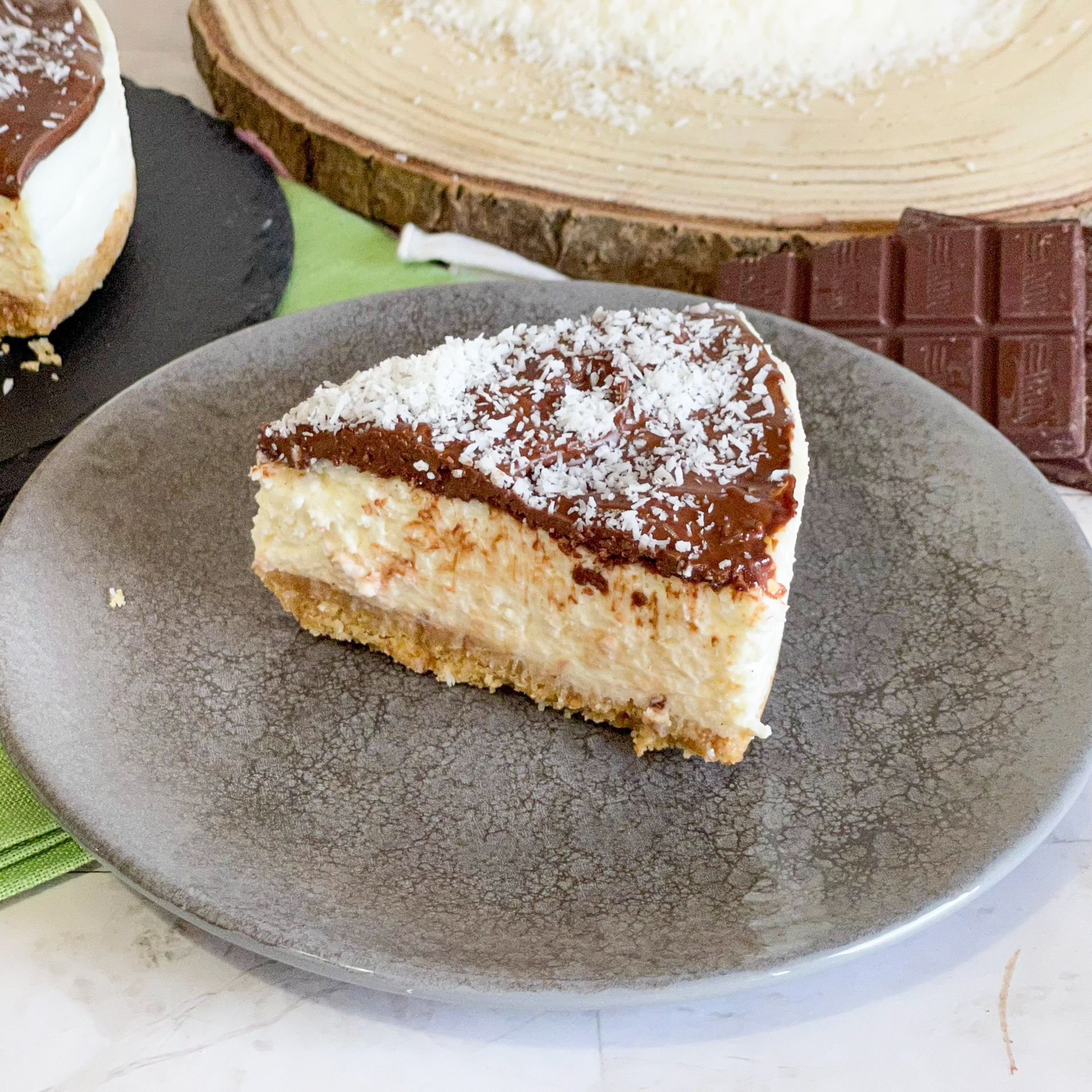 Una fetta di cheesecake al cioccolato e cocco su un piatto.