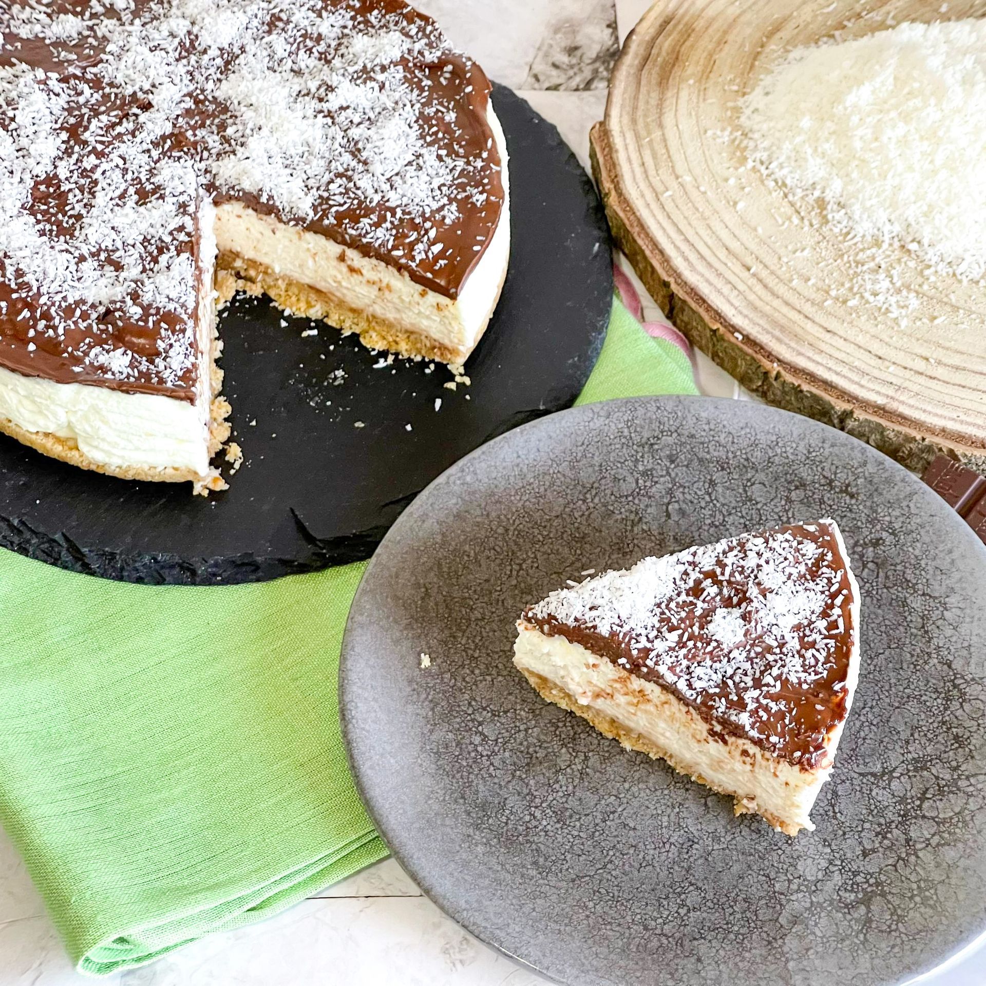 Una fetta di torta su un piatto accanto a una torta su un piatto.