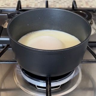 Una pentola di liquido sta cuocendo sul fornello