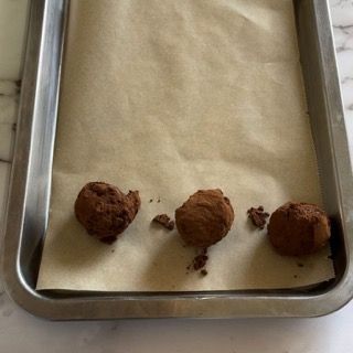 Un vassoio di tartufi al cioccolato su un pezzo di carta marrone