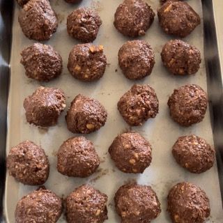 Un vassoio di palline di cioccolato su un pezzo di carta oleata