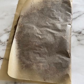 Un pezzo di carta marrone è appoggiato su un tavolo.