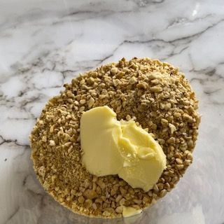 Un biscotto con noci e burro sopra