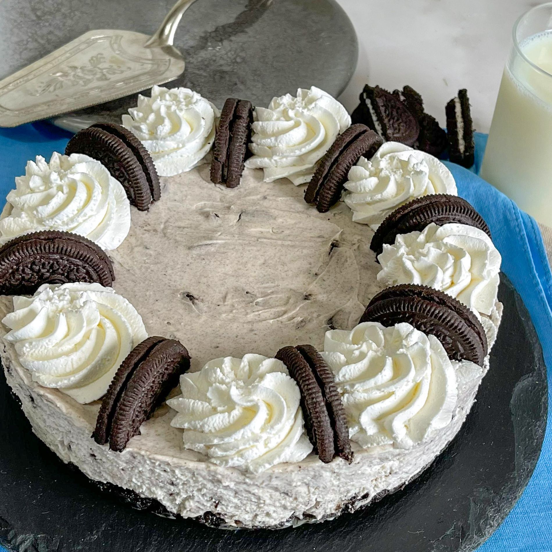 Una torta con sopra degli Oreo e panna montata