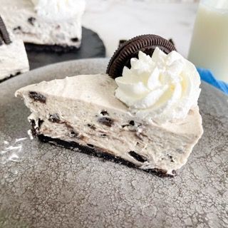 Una fetta di cheesecake oreo con panna montata sopra
