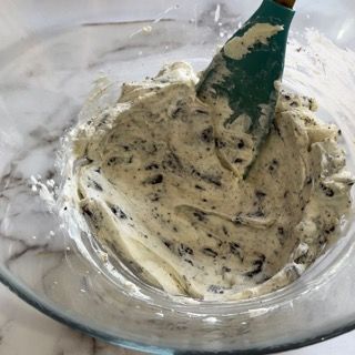 Una ciotola di glassa con una spatola dentro