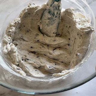 Una ciotola di gelato con una spatola dentro