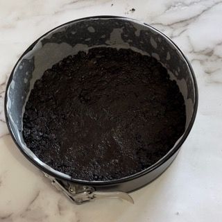 Una padella piena di polvere nera è appoggiata su un tavolo