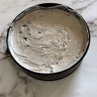 Una ciotola di gelato è appoggiata su una superficie di marmo.