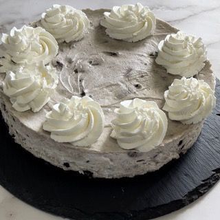 Una torta con panna montata sopra