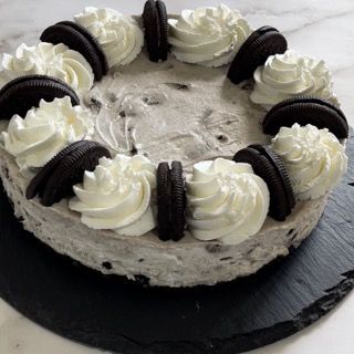 Una torta con sopra degli Oreo e panna montata