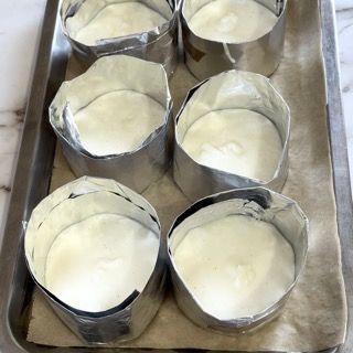 Un mucchio di cupcakes avvolti in un foglio di stagnola su un vassoio